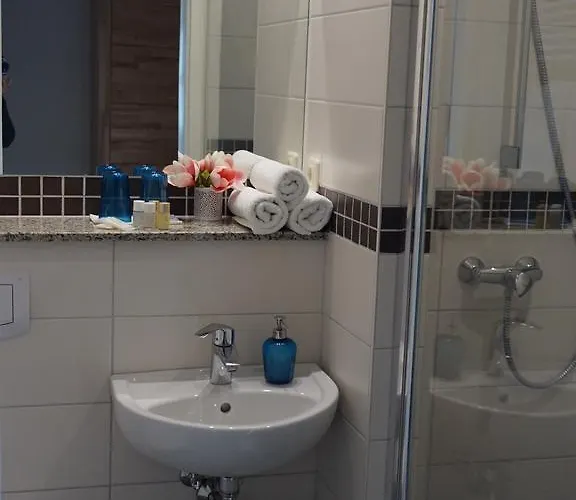 克拉姆科菲林安格旅馆 *